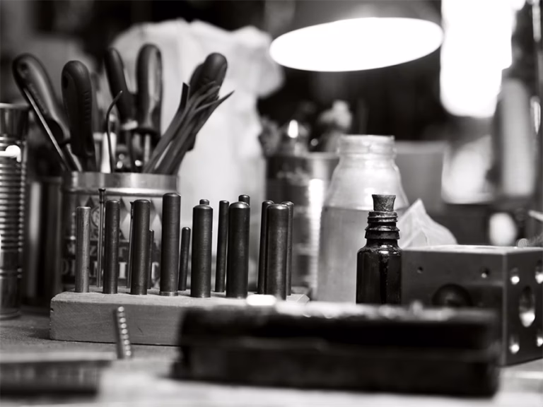 svartvit bild på våra guldsmeders ringmätset.