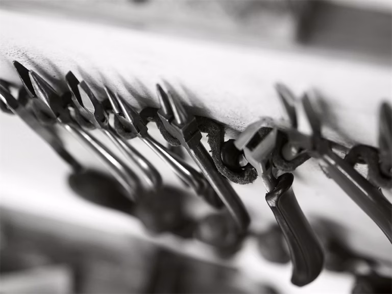 Svartvit bild på våra guldsmeders verktyg.