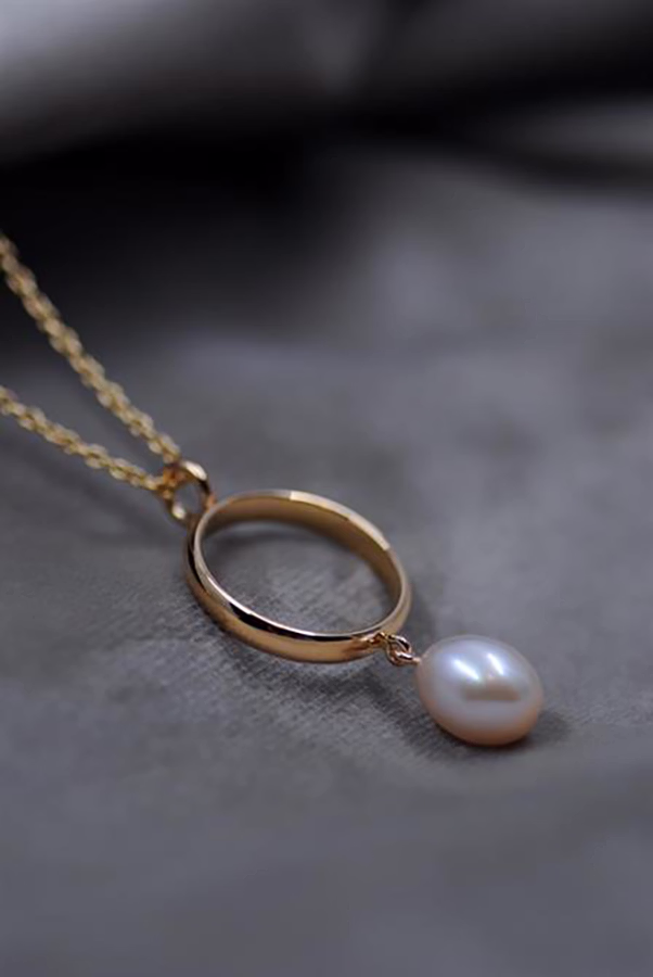 Vigselring som är omarbetad till ett hängsmycke med pärla. Gillar du inte pärlor kan du välja en sten i din favoritfärg.