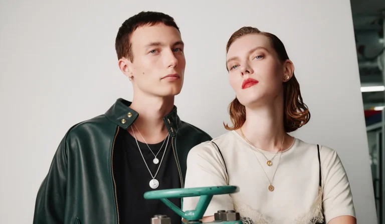 Kampanjbild från Kalevala smycken.