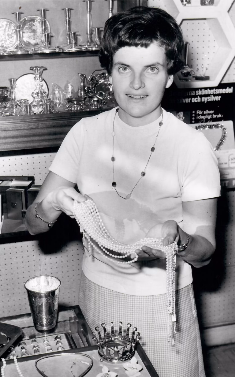 Bild från 60-talet. Vera visar vackra pärlor.